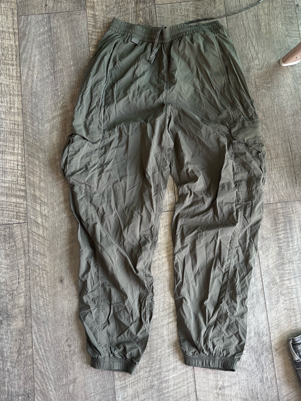 lululemon athletica Women's Green Cargo Pants - Picture 7 of 7